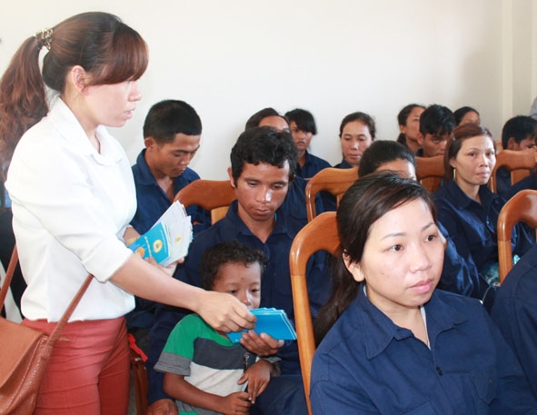 Cấp phát sổ tay Luật Lao động, Luật Công đoàn cho CNLĐ  tại Nông trường Cao su Hoàng Anh Đắk Lắk.