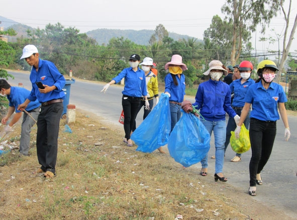 Lực lượng đoàn viên, thanh niên huyện Lắk dọn rác thải trên Quốc lộ 27, đoạn qua thị trấn Liên Sơn.