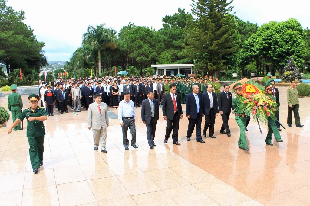 Đại diện đoàn Đại biểu dâng hoa...