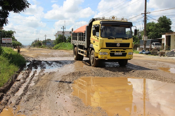 Tỉnh lộ 1 (đoạn đi qua địa bàn huyện Ea Súp) nhiều nơi  nước ứ đọng thành “ao” giữa đường.