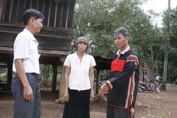 Già làng Y Thut Byă (bìa phải). 