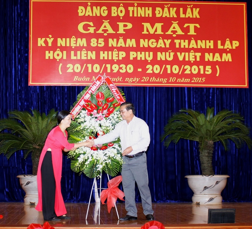 Bí thư Tỉnh ủy Êban Y Phu trao lẵng hoa tặng 