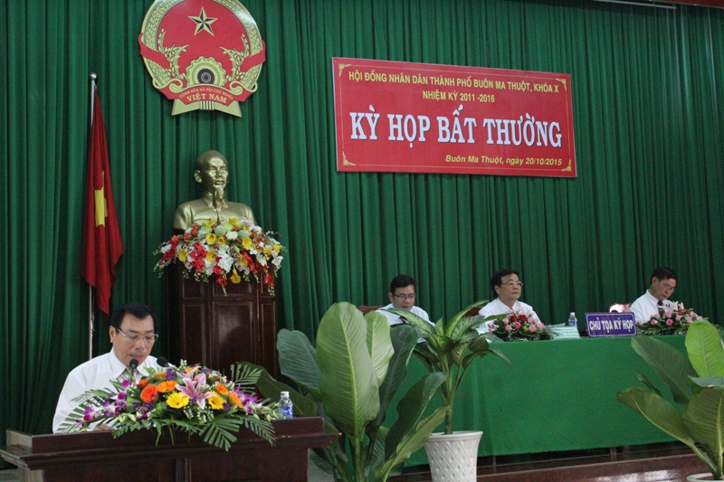 Ông Nguyễn Anh Dũng, Chủ tịch UBND TP. Buôn Ma Thuột giới thiệu chức danh Phó Chủ tịch UBND thành phố để kỳ họp bầu