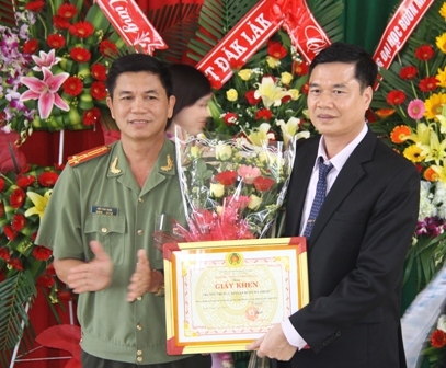 Đại diện Công an tỉnh trao Giấy khen tặng nhà trường.