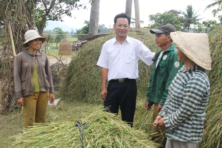 Lãnh đạo UBND huyện Krông Bông thăm hỏi bà con nông dân 