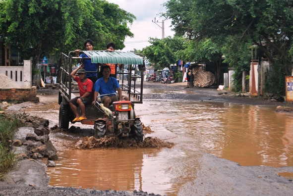 Tỉnh lộ 9 đoạn đi qua địa bàn huyện Krông Bông hiện đã xuống cấp nghiêm trọng, gây khó khăn cho người tham gia giao thông.