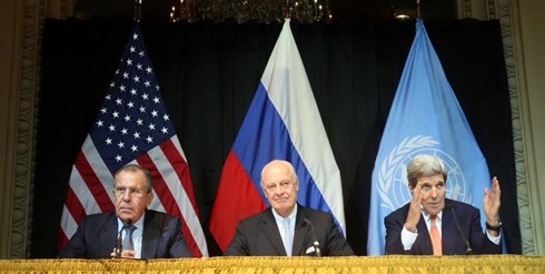 Ngoại trưởng Nga Lavrov (trái), đặc phái viên về Syria của LHQ  Staffan de Mistura và Ngoại trưởng Mỹ John Kerry tại cuộc họp báo sau hội nghị về Syria tại Vienna, Áo ngày 30-10 vừa qua. Ảnh: AP