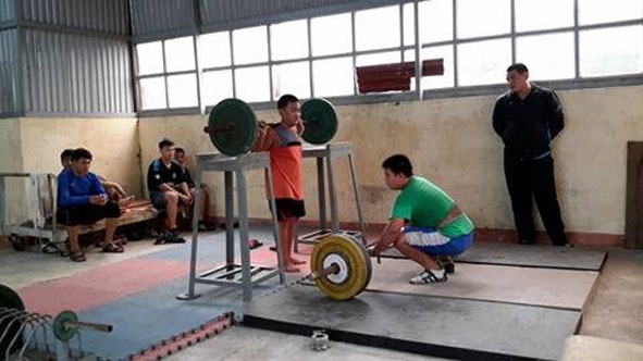 Các vận động viên đội Cử tạ đang tập luyện tại phòng tập  của Trường Năng khiếu Thể dục thể thao tỉnh.