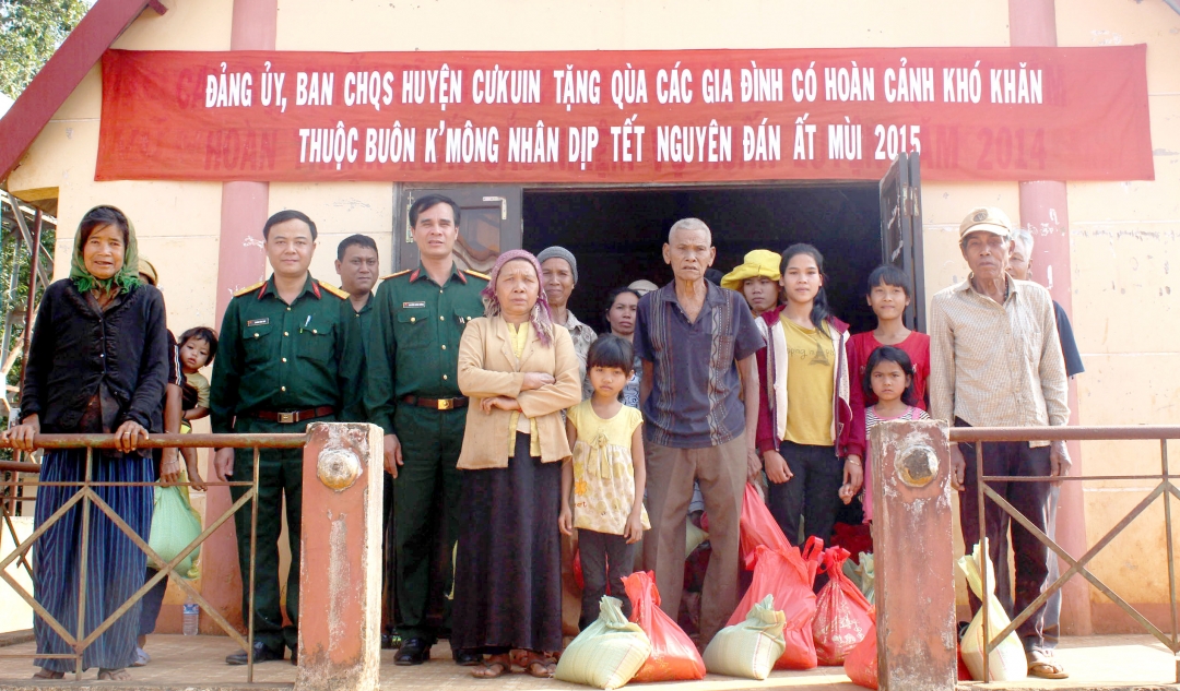 Ban Chỉ huy Quân sự huyện Cư Kuin tặng quà cho đồng bào buôn kết nghĩa nhân dịp Tết Nguyên đán 2015. Ảnh minh họa