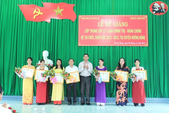 Lãnh đạo Trường Chính trị tỉnh trao giấy khen tặng các học viên tiêu biểu  trong khóa học.