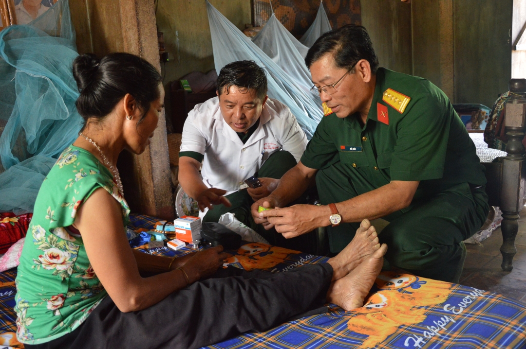 Cán bộ, chiên sĩ Bộ CHQS tỉnh đến nhà thăm hỏi, khám bệnh miễn phí  cho người dân xã Cư Đrăm (huyện Krông Bông).