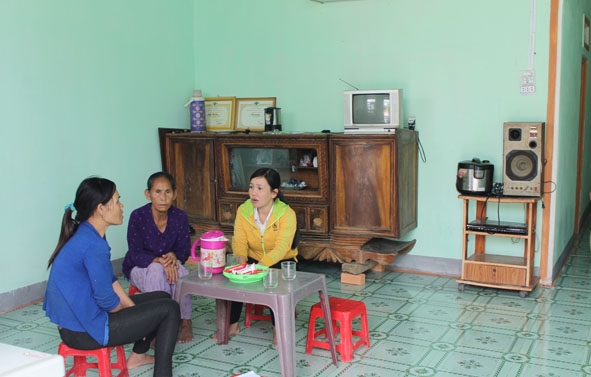 Cán bộ mặt trận thị trấn Krông Kmar đến thăm ngôi nhà mới  của gia đình bà Phan Thị Được