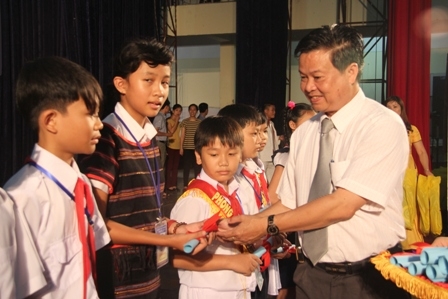 Phó Giám đốc Sở GD-ĐT Nguyễn Ngọc Quang trao phần thưởng  cho các em học sinh đoạt 