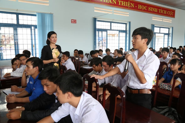 Một buổi truyền thông trực tiếp phòng chống tác hại thuốc lá tại Trường THPT Chu Văn An (TP. Buôn Ma Thuột).