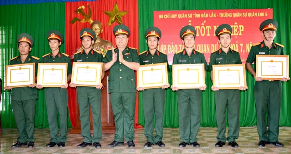 Thủ trưởng Trường Quân sự tỉnh trao Bằng tốt nghiệp cho các sĩ quan dự bị.