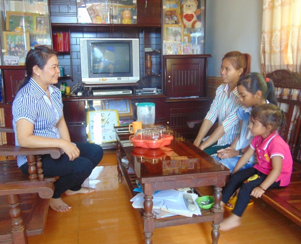 Cô Nguyễn Thị Nga (bìa trái) đang vận động phụ huynh  đưa trẻ đến trường.