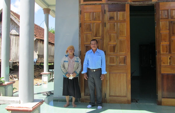 Vợ chồng Ama Lanh bên căn nhà khang trang của mình.