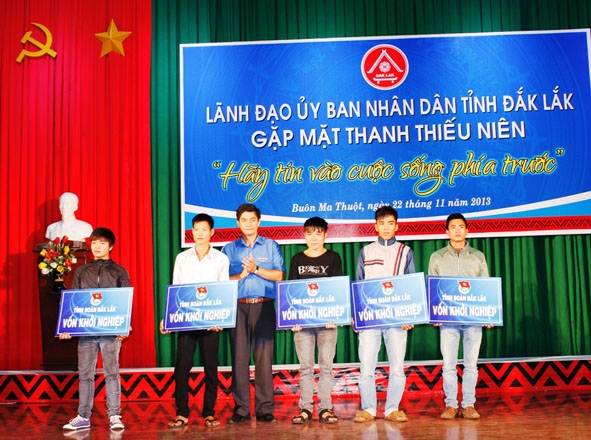Đại diện Tỉnh Đoàn trao vốn Quỹ 