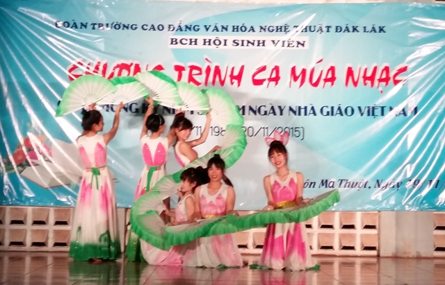 Học sinh sinh viên Trường Cao đẳng Văn hóa Nghệ thuật Đắk Lắk biểu diễn văn nghệ tri ân thầy cô. Ảnh: Hiền Ái