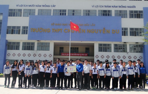 Đại diện lãnh đạo Tỉnh Đoàn trao giải Khuyến khích cho em Nguyễn Hồng Ngọc