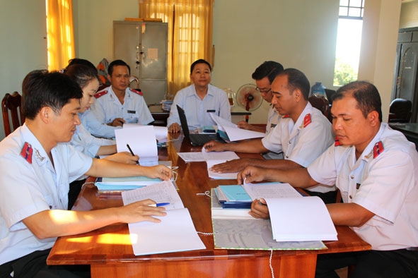 Đoàn công tác của Thanh tra tỉnh làm việc với Thanh tra  huyện Krông Ana.