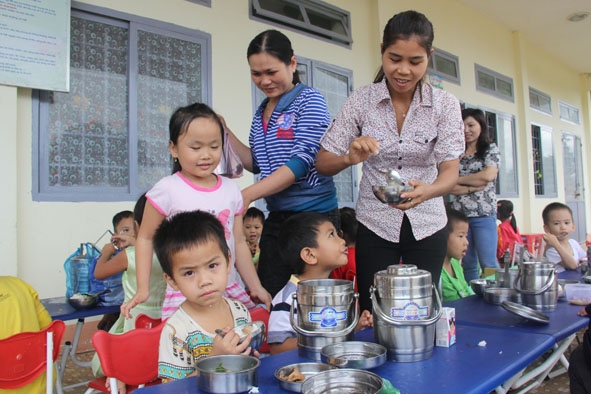 Bữa ăn trưa của các bé Trường Mẫu giáo Cư Pui (huyện Krông Bông).