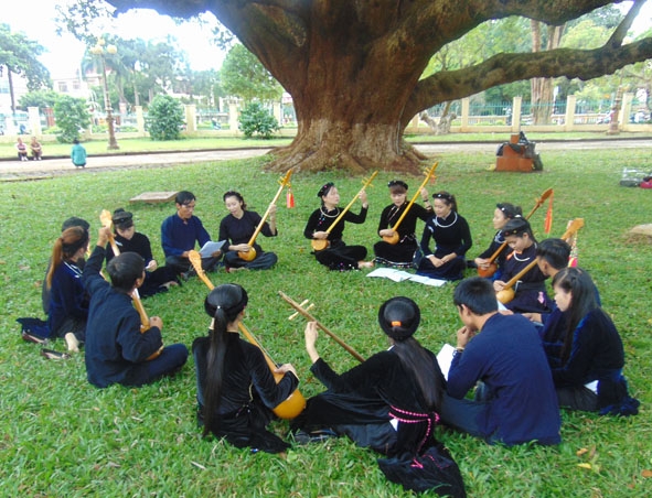 Các thành viên “Nhóm đàn tính, hát then sinh viên Đắk Lắk”  đang tập luyện trong khuôn viên Bảo tàng tỉnh. 