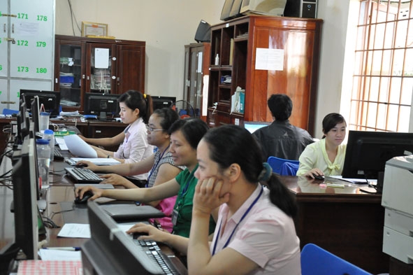 Cán bộ Chi cục Thuế Cư Kuin đang tiếp nhận kê khai thuế qua mạng Internet
