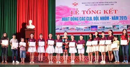 Ban Giám đốc Nhà Văn hóa trao Giấy chứng nhận cho các cá nhân có thành tích xuất sắc