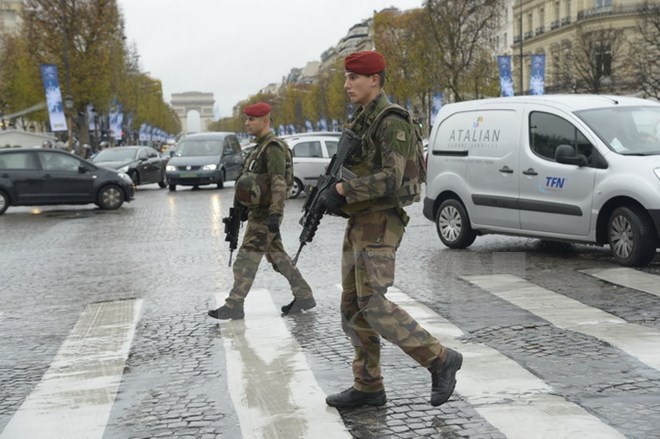 Cảnh sát Pháp tuần tra trên đại lộ Champs-Elysees ở Paris ngày 16-11. (Nguồn: AFP/TTXVN)