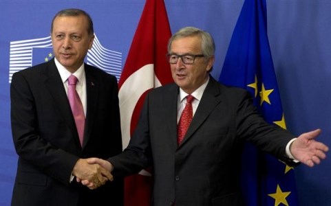 Tổng thống Thổ Nhĩ Kỳ Erdogan (trái) bắt tay Chủ tịch EC Jean-Claude Juncker trươc thềm Hội nghị Thượng đỉnh EU- Thổ Nhĩ Kỳ. Ảnh Reuters 