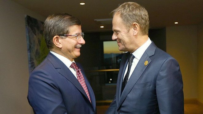 Thủ tướng Thổ Nhĩ Kỳ Ahmet Davutoglu gặp Chủ tịch Hội đồng châu Âu Donald Tusk. (Nguồn: aa.com.tr)