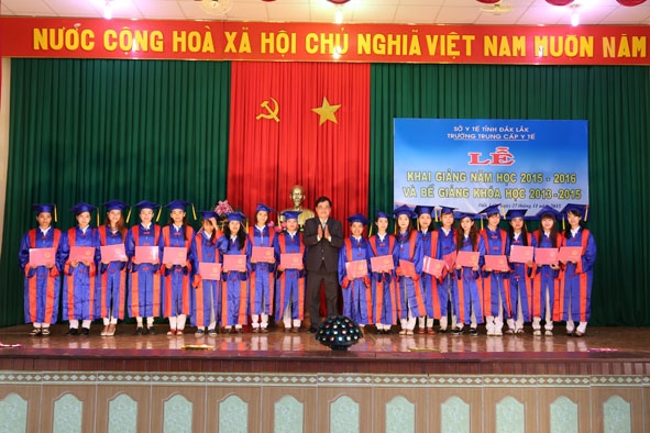 Hiệu trưởng nhà trường trao Bằng tốt ngiệp cho các học sinh tốt nghiệp khóa học 2013 – 2015.