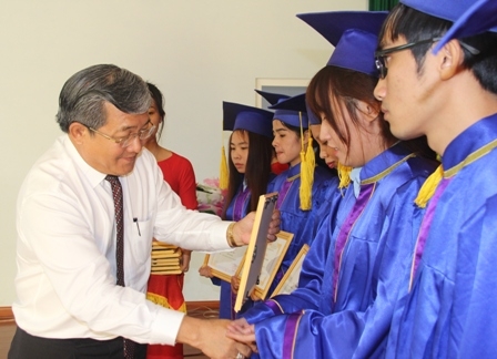 Giám đốc Sở GD-ĐT trao Giấy khen tặng học sinh xuất sắc và thủ khoa các khóa đào tạo.