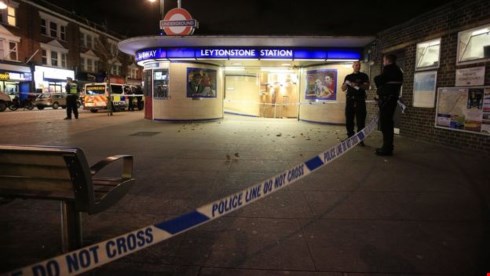 Cảnh sát phong tỏa hiện trường vụ tấn công tại khu vực nhà ga Leytonstone. (ảnh: PA).