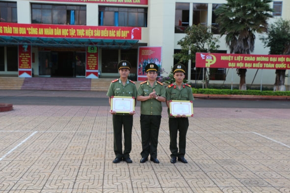 Đại tá Đoàn Quốc Thư, Phó Giám đốc Công an tỉnh trao giấy khen cho 2 chiến sĩ.