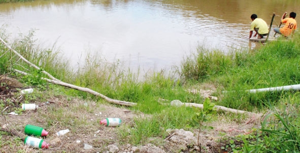 Chai lọ, bao bì thuốc BVTV do người dân vứt bừa bãi cạnh ao, hồ ở thôn Kiến Xương, xã Buôn Triết (huyện Lắk).
