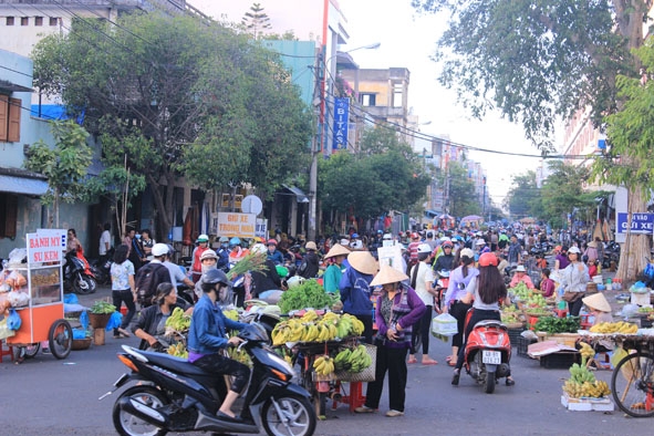 Họp chợ lấn chiếm lòng, lề đường tại khu vực xung quanh chợ Trung tâm Buôn Ma Thuột (đoạn đường Nguyễn Công Trứ - Điện Biên Phủ).   (Ảnh chụp lúc 16 giờ ngày 25 phút ngày 4-12-2015).
