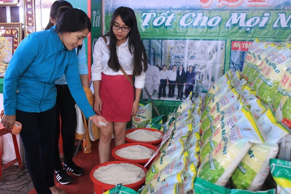 Người tiêu dùng tìm hiểu các loại gạo “bảy hai mốt”  của Công ty TNHH cà phê 721 (Đắk Lắk).