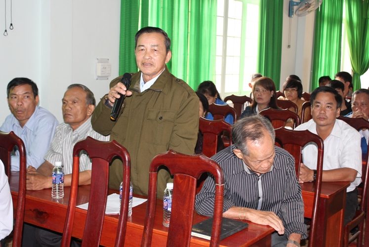  tri tổ dân phố 3, thị trấn Krông Năng nêu ý kiến kiến nghị với đoàn công tác