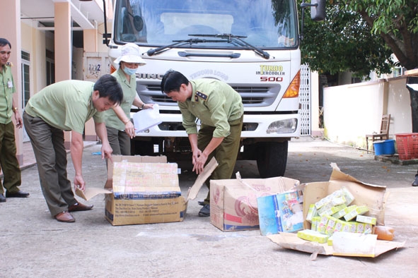 Cán bộ Chi cục Quản lý thị trường kiểm tra, phát hiện một lượng lớn thịt động vật không rõ nguồn gốc từ tỉnh ngoài đưa vào Đắk Lắk.  