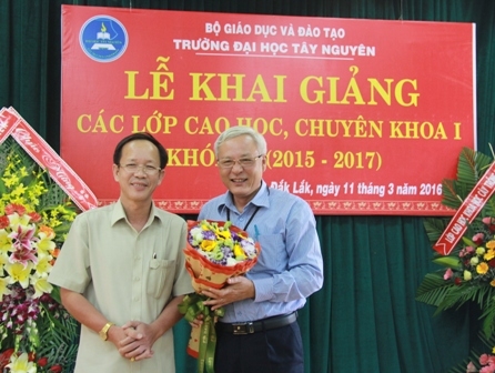 Đại diện tân học viên cao học tặng hoa lãnh đạo nhà trường.