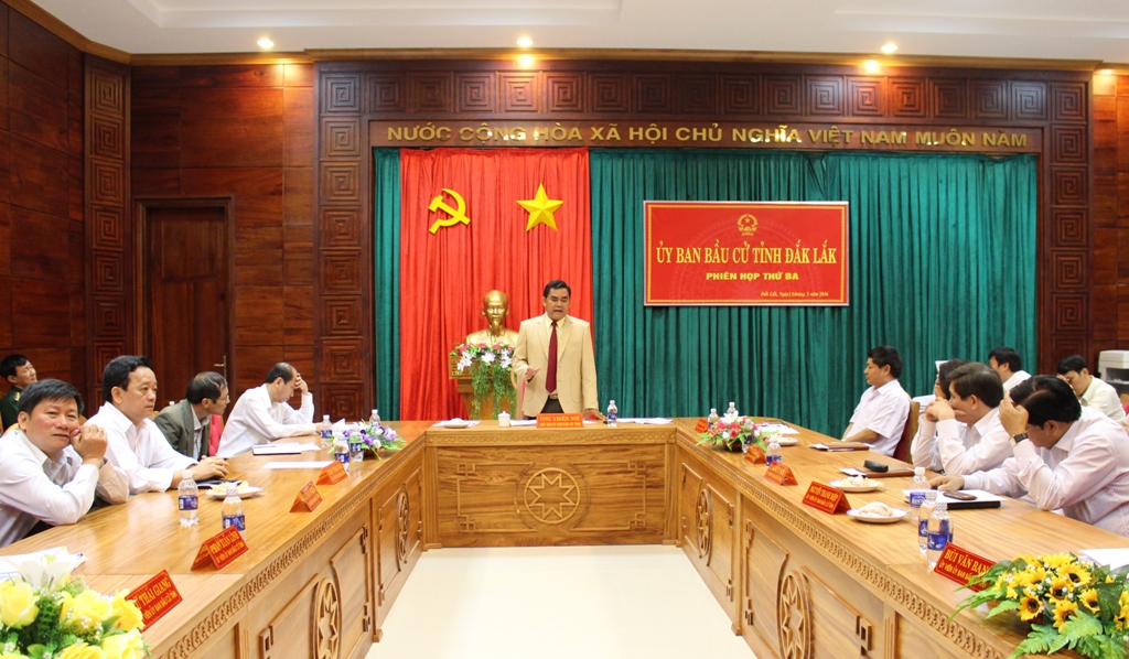 Chủ tịch Ủy ban Bầu cử tỉnh Y Biêr Niê chủ trì phiên họp.