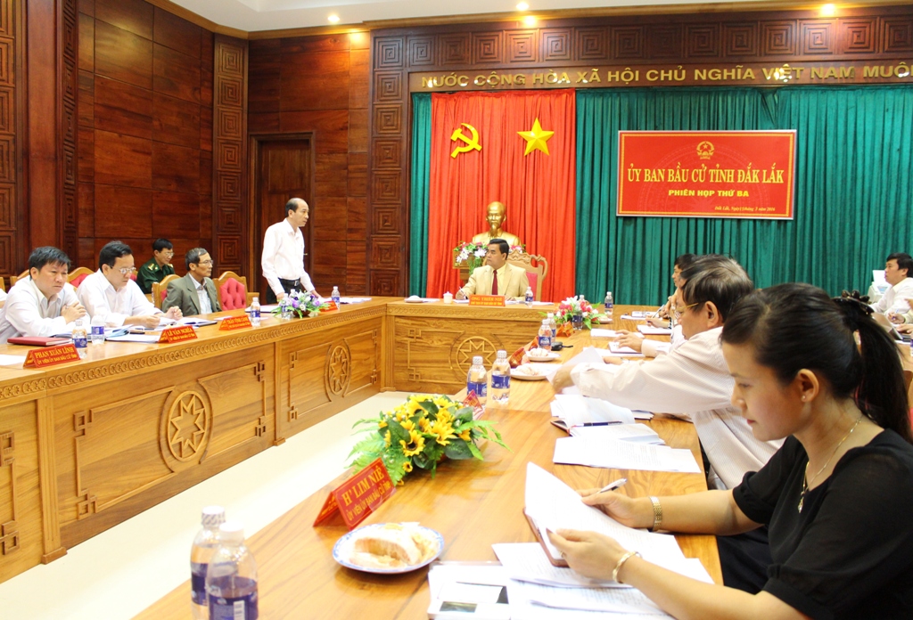 Đại biểu tham dự phát biểu đóng góp ý kiến tại phiên họp.