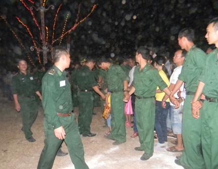 Siết chặt...