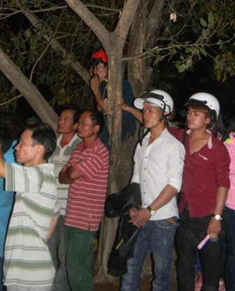 Đứng bên ngoài...