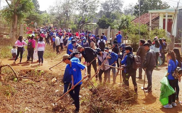 ĐVTN huyện Krông Pắc ra quân dọn vệ sinh môi trường.