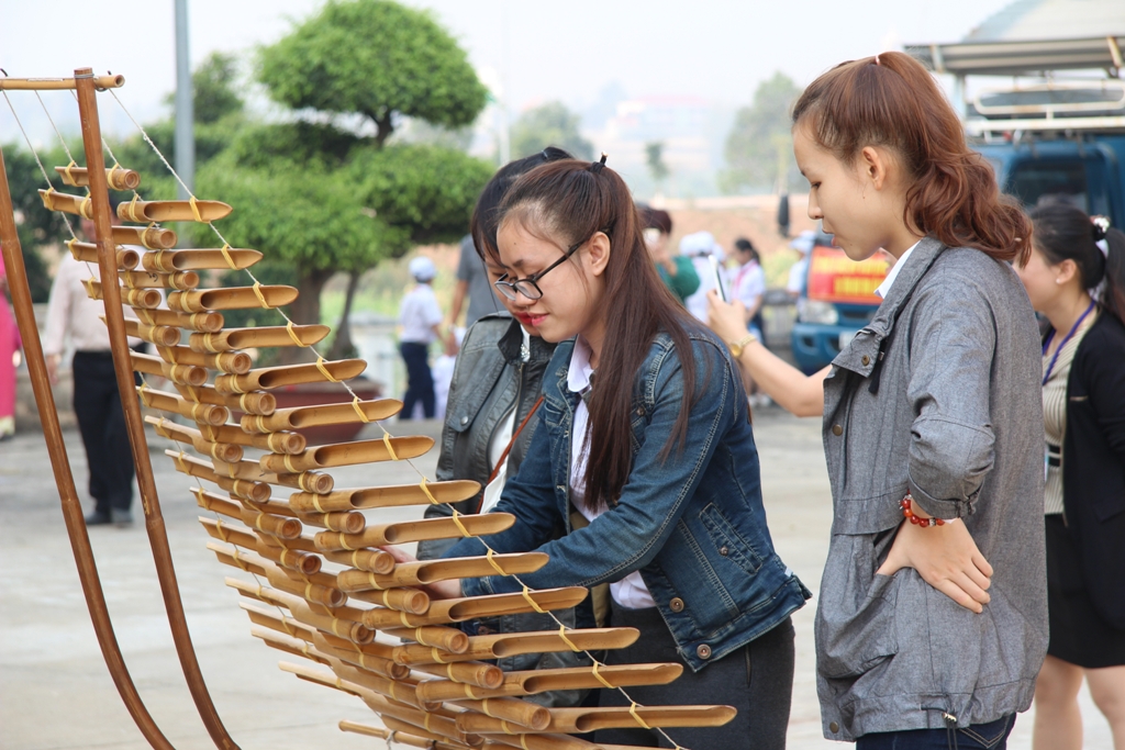 Du khách trải nghiệm với nhạc cụ dân tộc