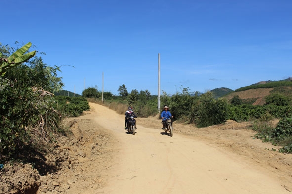 Đường vào buôn Đắk Sar.