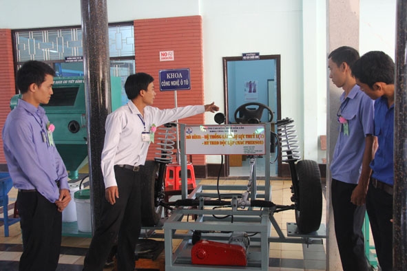 Giáo viên Trường Cao đẳng Nghề Đắk Lắk thuyết trình mô hình thiết bị dạy nghề tự làm.